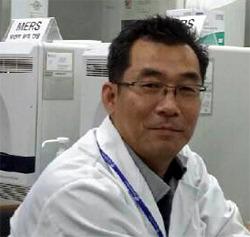 휴일 없이 하루 18시간 근무하며 검체 분석을 하는 보건환경연구원 숨은전사들. ‘힘내라’는 응원 메시지가 큰 힘이 된다고 합니다. #당신이우리의영웅입니다  #메르스 me2.do/GSw6lj01