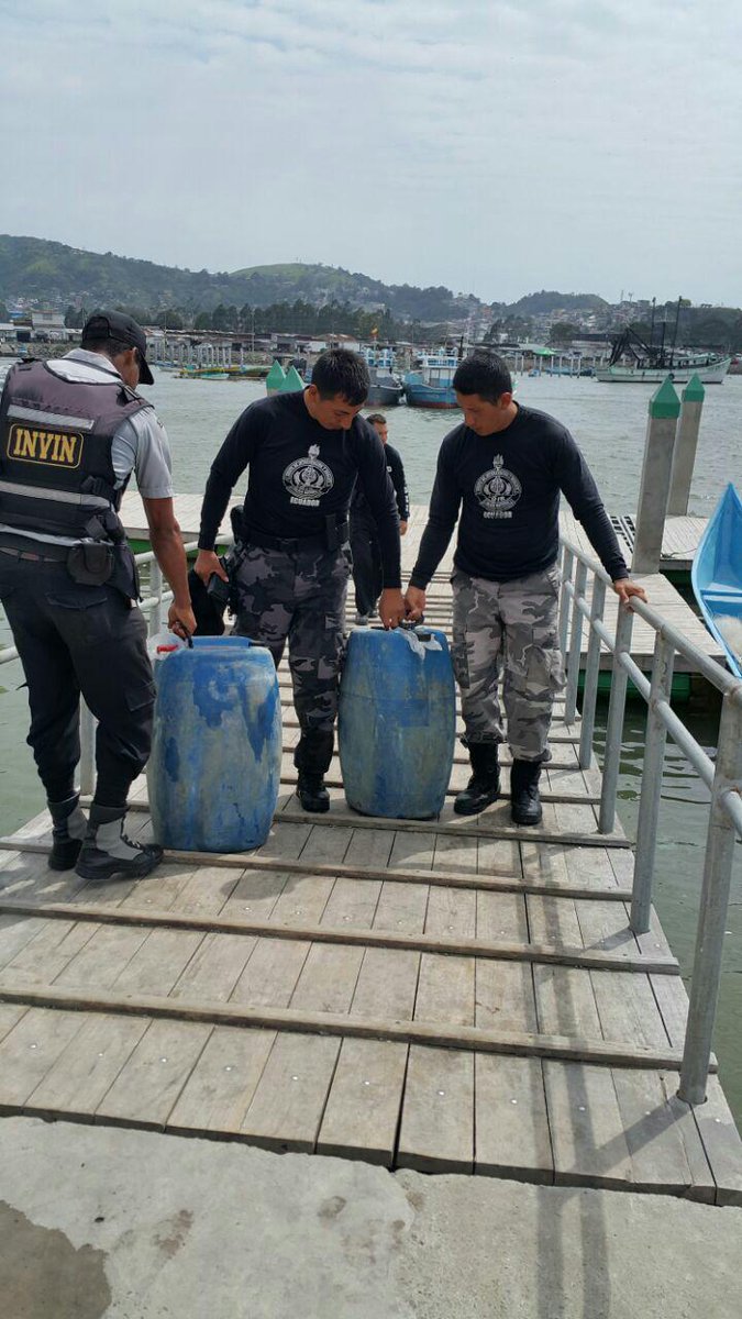 MinGobiernoEc's tweet photo. Operativo #UIDH y #GIR en #Esmeraldas, capturó embarcación que trasportaba ilícitamente 306 galones de combustible. http://t.co/3MhD3dSAKS