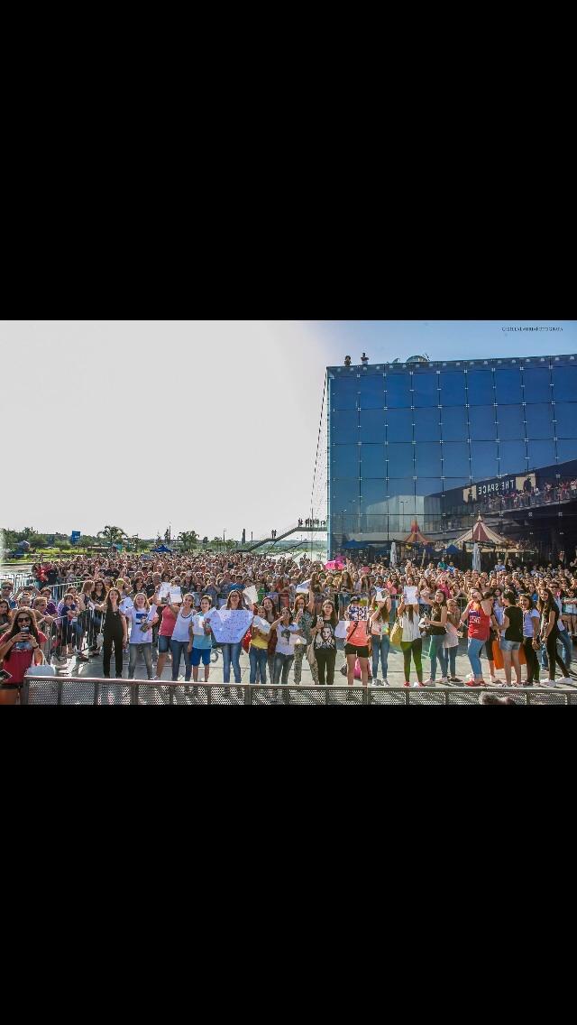MattiaBriga's tweet photo. Scusate vi volevo solo far notare che a Catania al mio instore c'era la gente sul tetto.
#Ciaone 
N⚡A http://t.co/hSc9XMywE0