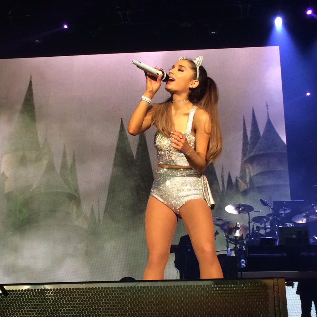 SpainAGB's tweet photo. (Fotos hechas por mí) Ariana cantando #HoneymoonTourBarcelona http://t.co/eCdZuiS8V5