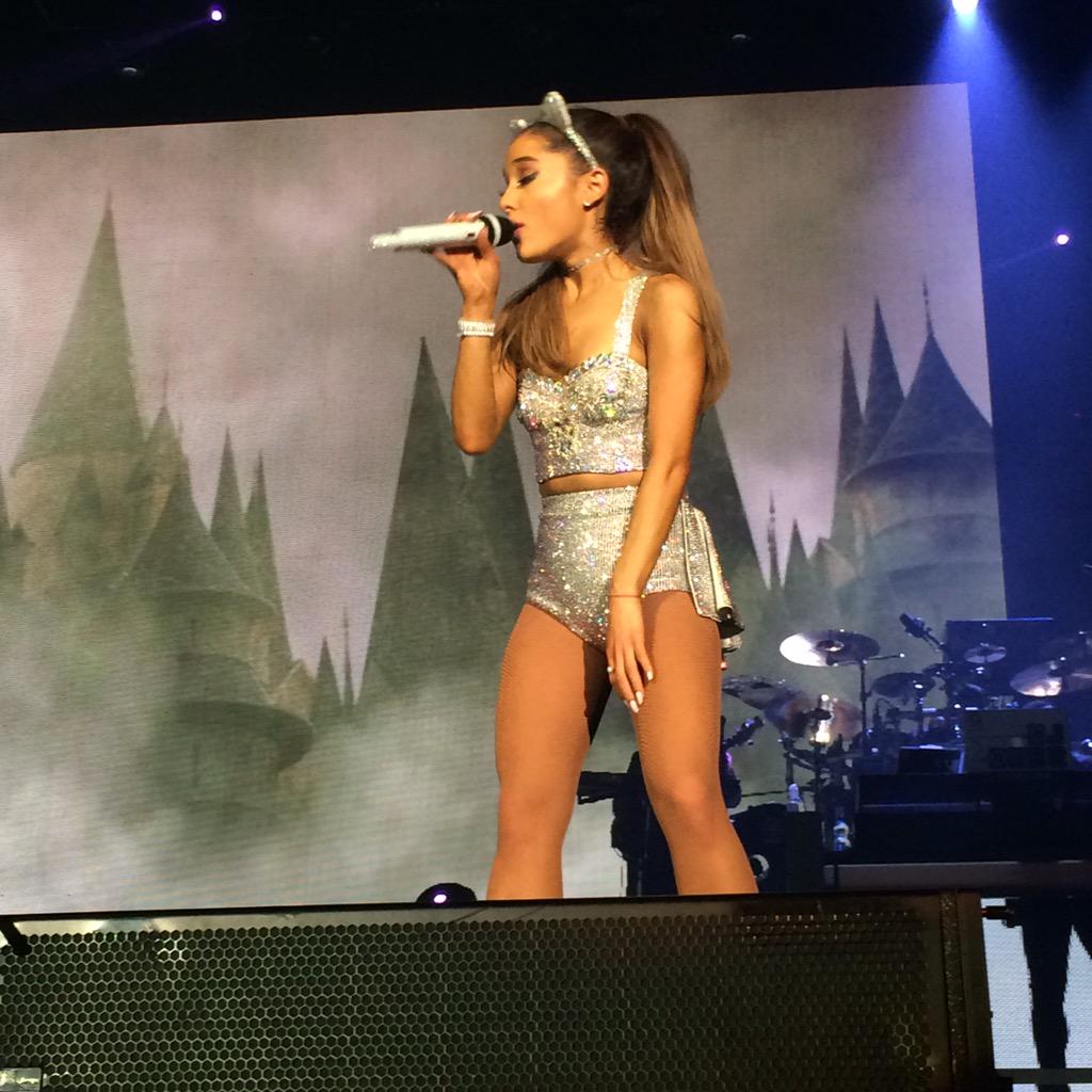 SpainAGB's tweet photo. (Fotos hechas por mí) Ariana cantando #HoneymoonTourBarcelona http://t.co/eCdZuiS8V5