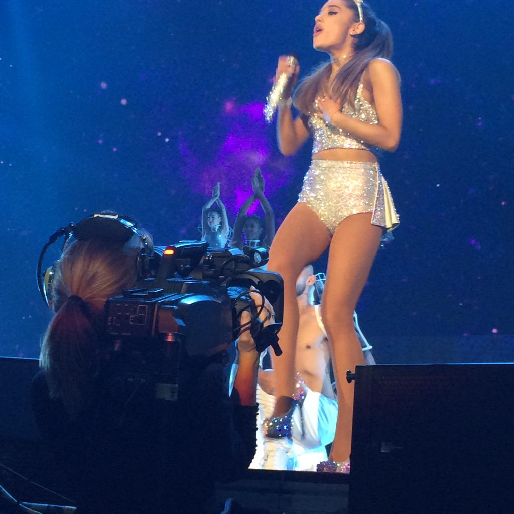 SpainAGB's tweet photo. (Fotos hechas por mí) Ariana cantando #HoneymoonTourBarcelona http://t.co/YkoXuff8kP
