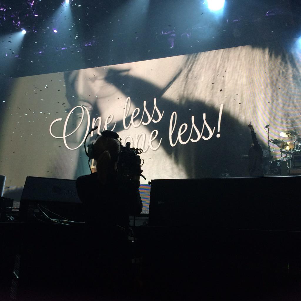 SpainAGB's tweet photo. (Fotos hechas por mí) Video introducción a Problem #HoneymoonTourBarcelona http://t.co/cGGJw5Ulyj