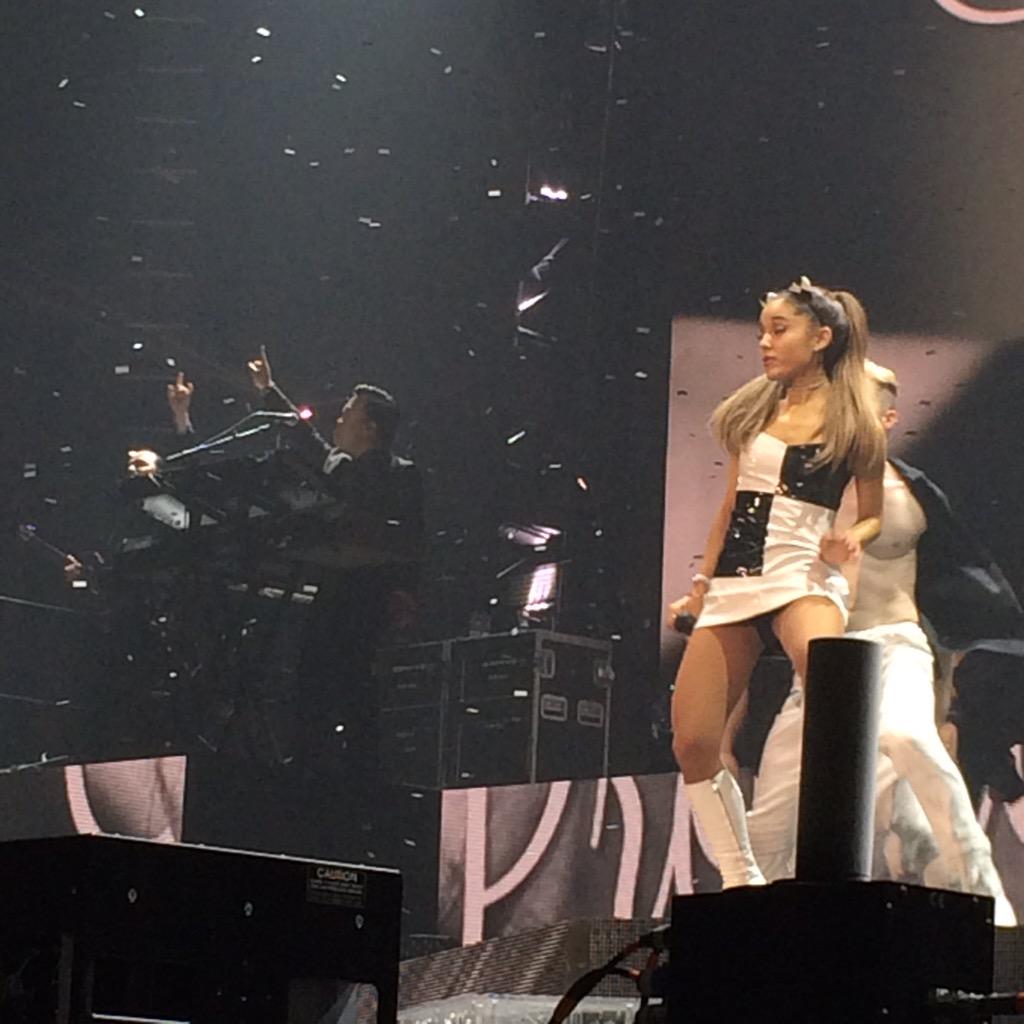 SpainAGB's tweet photo. (Fotos hechas por mí) Ariana cantando #HoneymoonTourBarcelona http://t.co/IfjWdBSfis