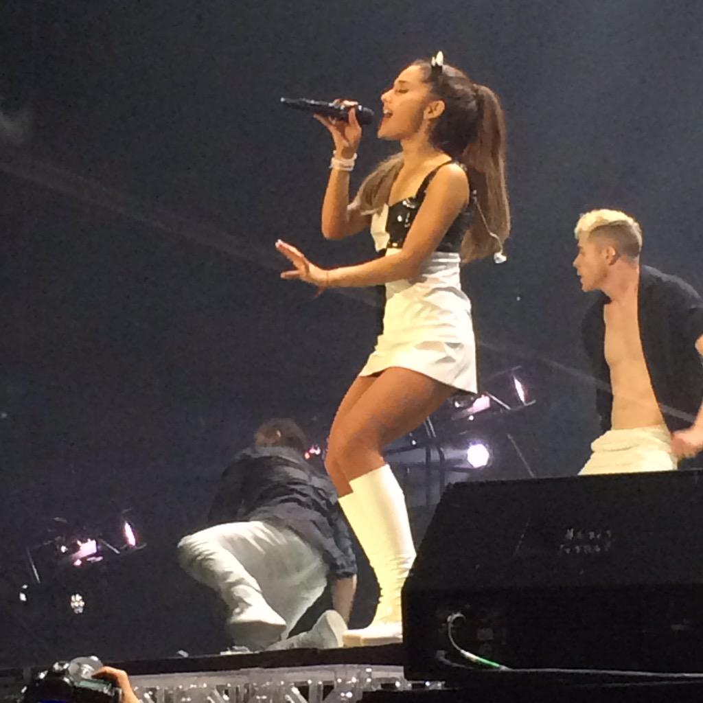 SpainAGB's tweet photo. (Fotos hechas por mí) Ariana cantando #HoneymoonTourBarcelona http://t.co/IfjWdBSfis