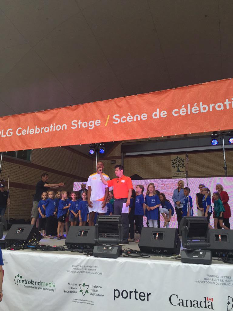 La flamme est arrivée au #VictoriaPark de #ldnont ! Les élèves de <a href="/EE_MarieCurie/">ÉÉ Marie-Curie</a> accueillent le porteur de flambeau