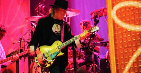 RollingStone's tweet photo. "I make my music for people, not for candidates." -Neil Young http://t.co/Q22yuXoVkc http://t.co/aFWMIggnsD