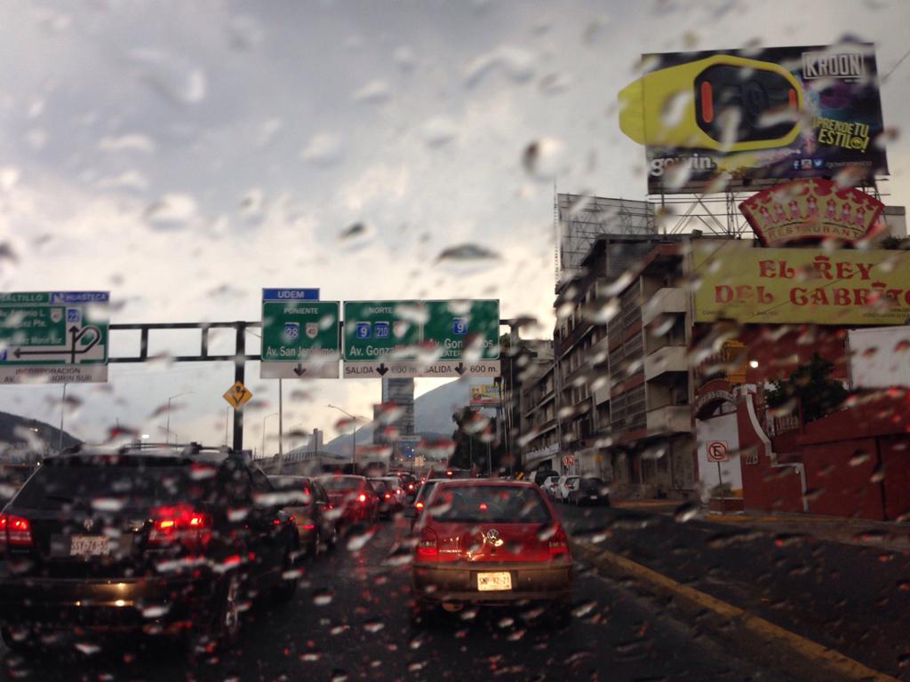 De_eMeTeYe's tweet photo. Comienza la lluvia sobre Av. Constitucion antes de tomar Gonzalitos #mtyfolllow #lluviamty @Cicmty @retioMTY http://t.co/iBRQ6rQGRH