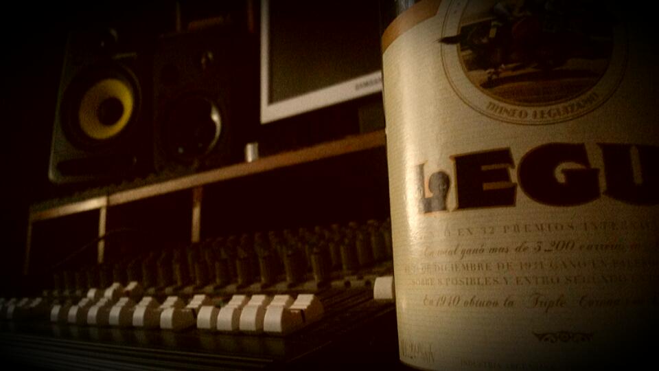 9_pulgadas's tweet photo. Para éste frío, nada mejor que calentar cuerdas con el licor argentino. http://t.co/0y8PLG2qRk