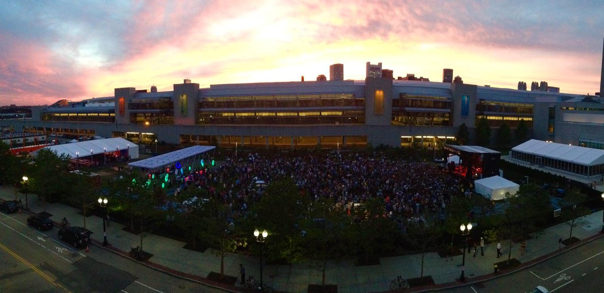 JStrock2's tweet photo. Concert life http://t.co/xVtEqo8Vp2