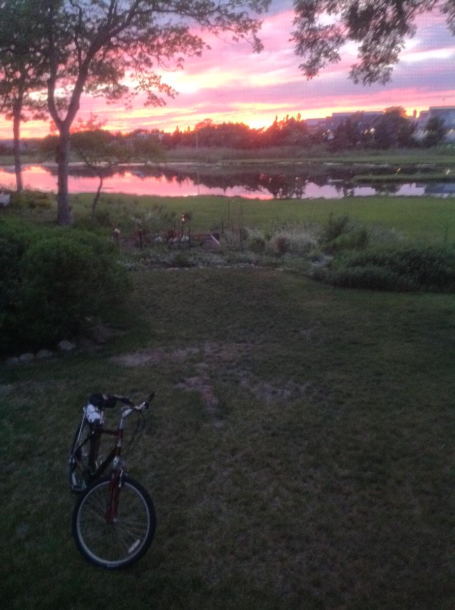 Well, goodnight again! I couldn't resist another pic of the lovely sky this evening