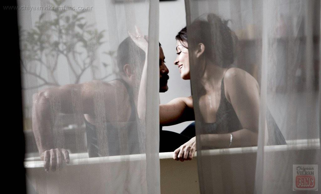 RDBalaji's tweet photo. #Chiyaan #Vikram as Ram - #AishwaryaRaiBachchan as Ragini
Hindi #Raavan
#5YearsofRaaVanan http://t.co/8hPNz52Toq