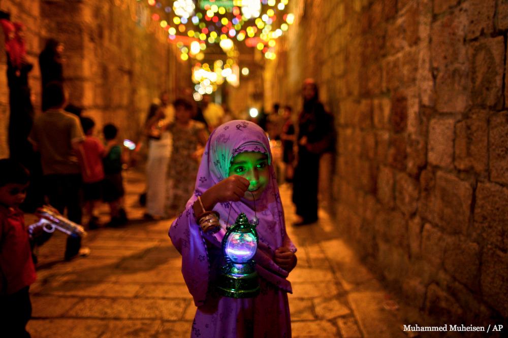 seattletimes's tweet photo. Ramadan begins Thursday, An explanation of Islam's holiest month: http://t.co/c03oZPvZD3 http://t.co/DDr5z4Da08