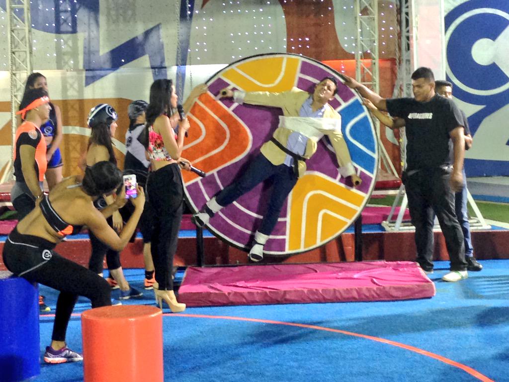 RTS_CombateEc's tweet photo. Agradecemos a @carlosjosemi por ofrecerse voluntariamente a probar "La ruleta humana". 😂 #CombateLaMaldicion http://t.co/qjJUrKpcfh