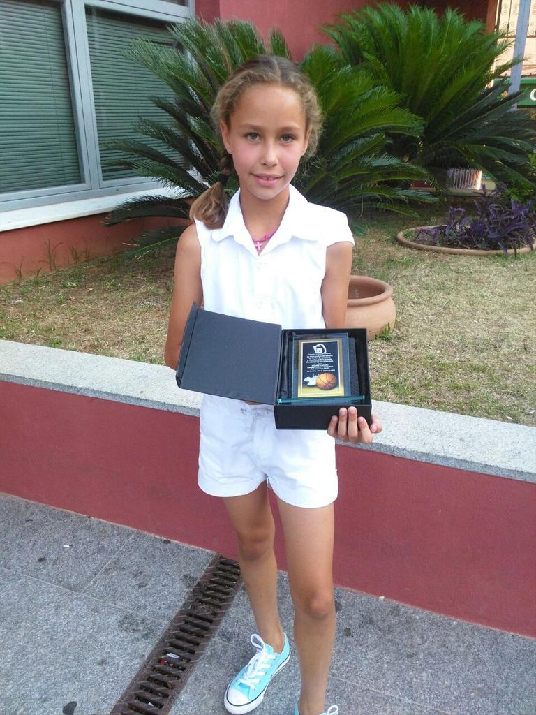 Gracias Julieta y Antonio (Seleccion), Cheij (Highlands School), compañeras del equipo de Dos Hermanas y Highlands.