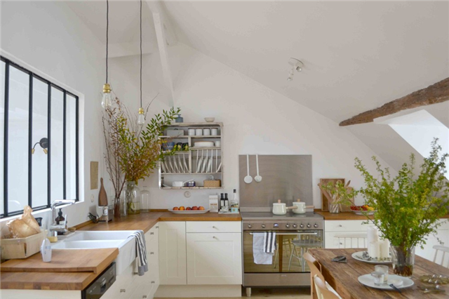 Awwww... Paris! A Beauty Stylist's 300-Year-Old Maison in Paris via <a href="/designsponge/">Margaret Patel♀</a> bit.ly/1MNqnj3 #YLiving