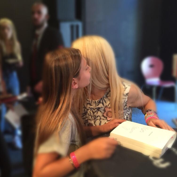 sadyaghalem's tweet photo. Marie je suis tellement contente de t'avoir rencontré j'ai réalisé un de mon rêve enfin je t'aime fort💕#EnjoyLyon http://t.co/7fb13XN1zm