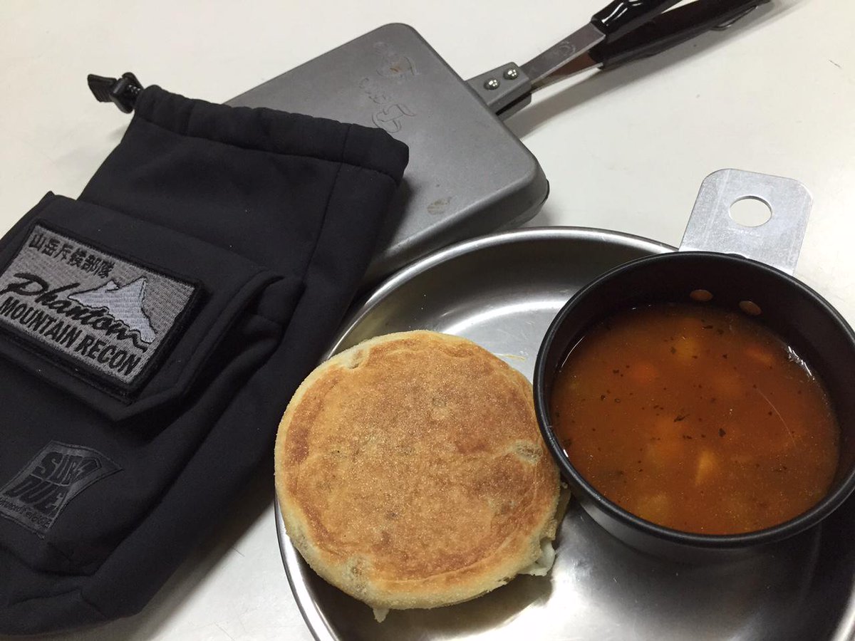 mountainrecon's tweet photo. 豆を追加したミネストローネとバウルーで焼いたイングリッシュマフィンでランチ。
まだ食材余っているので誰か食べに来ません？？
http://t.co/wfv9g7rih7 http://t.co/YZxC3lM93l