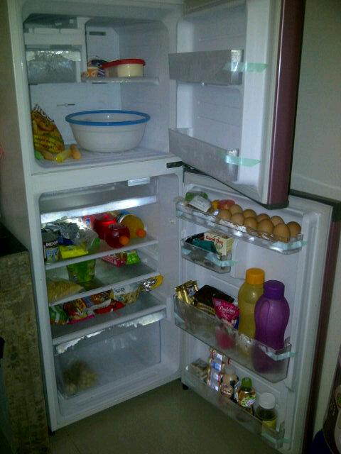 devimellya's tweet image. Kulkasnya kosong :(