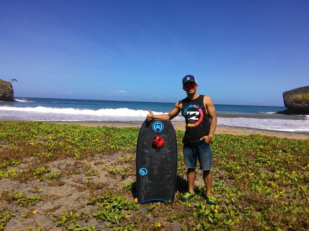 Sedang berlibur di Pantai ngiroboyo ,pacitan , jawa timur