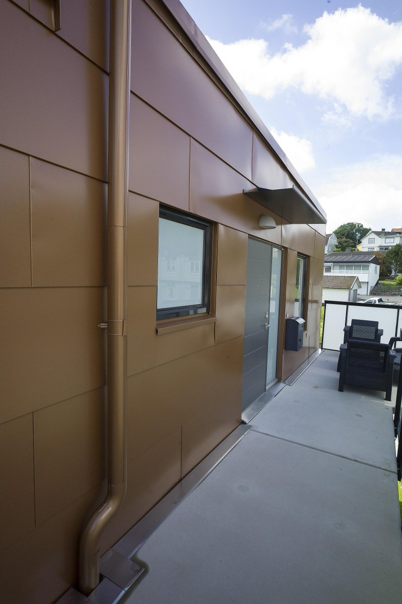 Lindab bakır metalik (ral 8003) hem dış cephe hemde yağmur iniş borularında kullanıldı. caticozumleri.net/metal-kenet-ca…