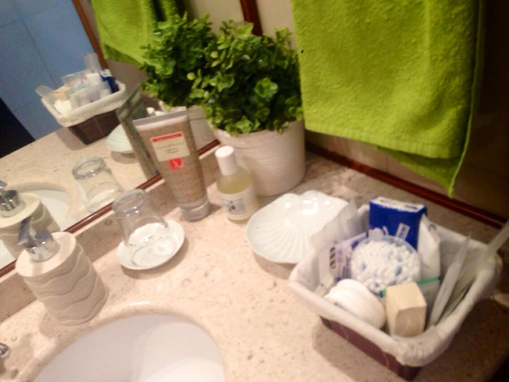 #EXPO2015 L'arrivo di #MichelleObama. Cronisti in un recinto lei sul lato opposto. Puntuale e invisibile. #corriereit