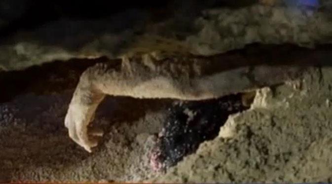 Evakuasi Korban Runtuhan Tebing di Pantai Sadranan Dihentikan news.liputan6.com/read/2254716/e…