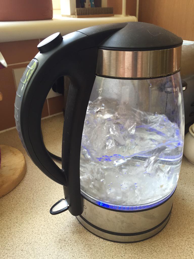 la_bonj's tweet photo. @NigelPlaner1 @Bethatron it's as if the kettle would rather blow it's self up than be used by me! #HippyProblems http://t.co/Gg5gPxuCU9