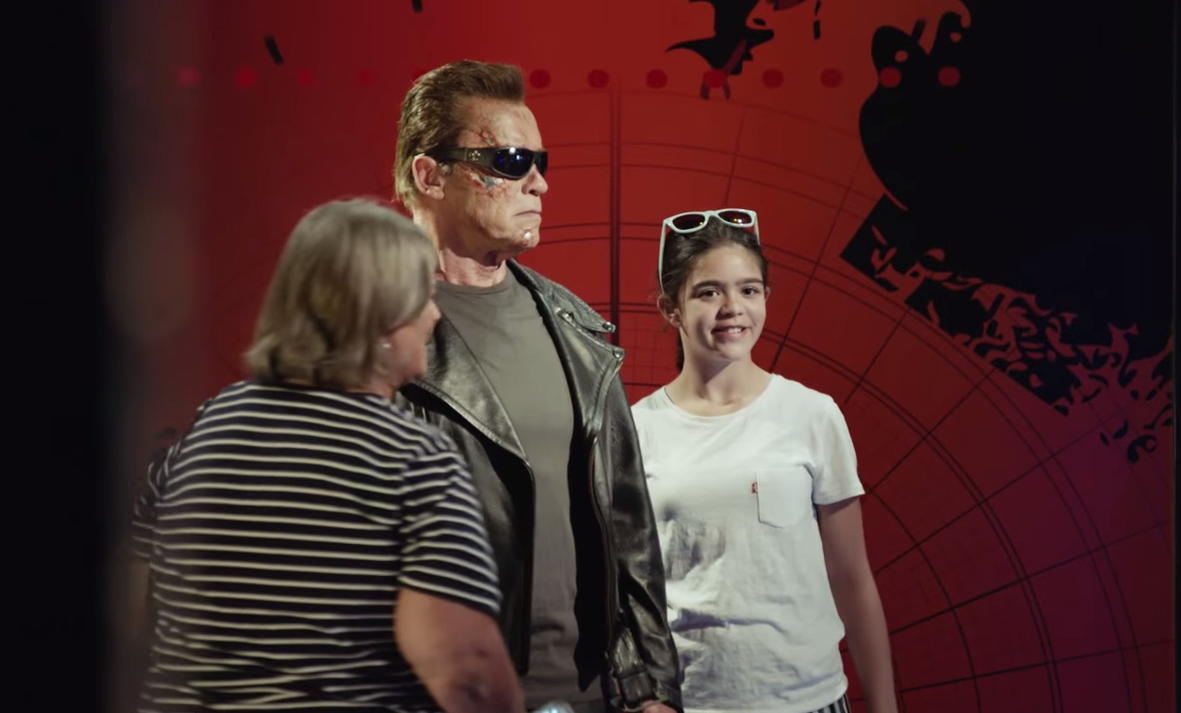 Watch Arnold Schwarzenegger troll fans by posing as a Terminator waxwork metro.co.uk/2015/06/18/wat…
