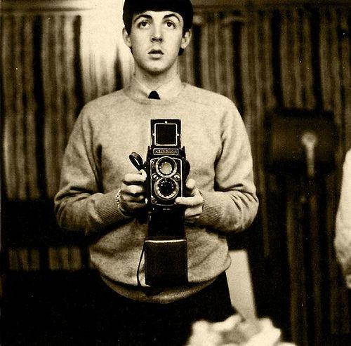 Hoy es tu cumple. Celébralo como tú sabes, mirándote muy fuerte en el espejo. Happy birthday, Paul McCartney 