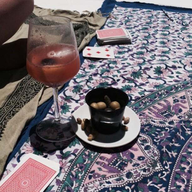 InstaIbiza's tweet image. Sangria, zon, #duizenden #degelijkedozen #jockeyclubibiza #oudemeiden #ibiza by jamiejames… ift.tt/1L30AFj