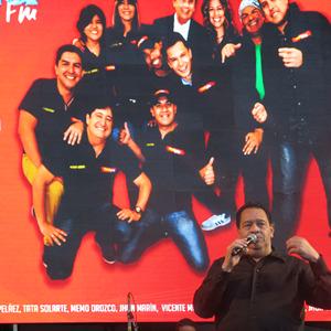 TropiBogota's tweet photo. #AlAire un exitoso de #salsaalparque2015 @Tnievesoficial con su tema #MásQueTuAmigo http://t.co/gWL20wgce4 http://t.co/OMlPecyhP9