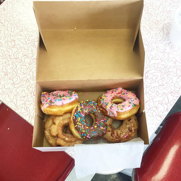 Sharing a Nashville guide cc: @PinewoodSocial <a href="/Jamie_theJones/">Jamie + the Jones</a> <a href="/madewell1937/">madewell</a> <a href="/TaqueriadelSol/">Taqueria del Sol</a> bit.ly/1L2ZKIO