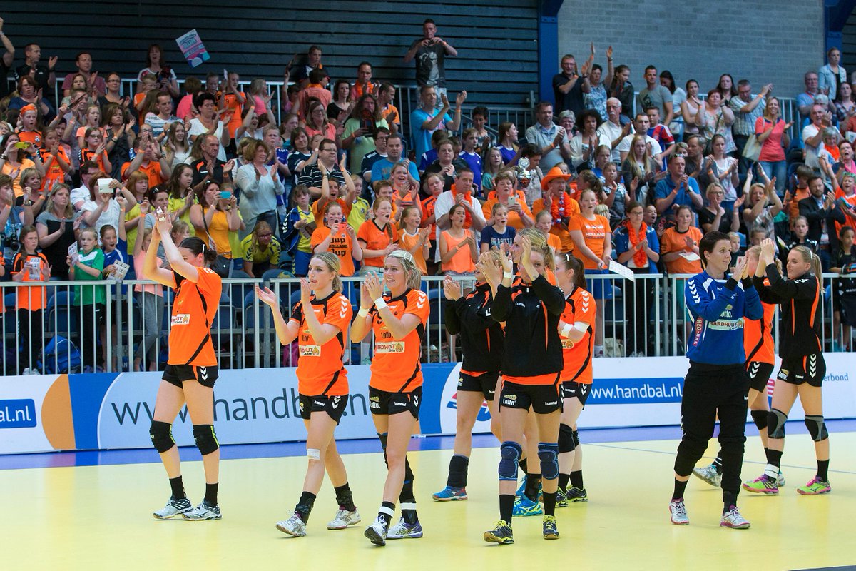 HeldenMedia's tweet photo. De handbalsters zijn de #HeldvdWeek geworden. RT om te feliciteren! We spraken @estavanapolman http://t.co/NVRgoUzA1q http://t.co/DOFHM0RssX