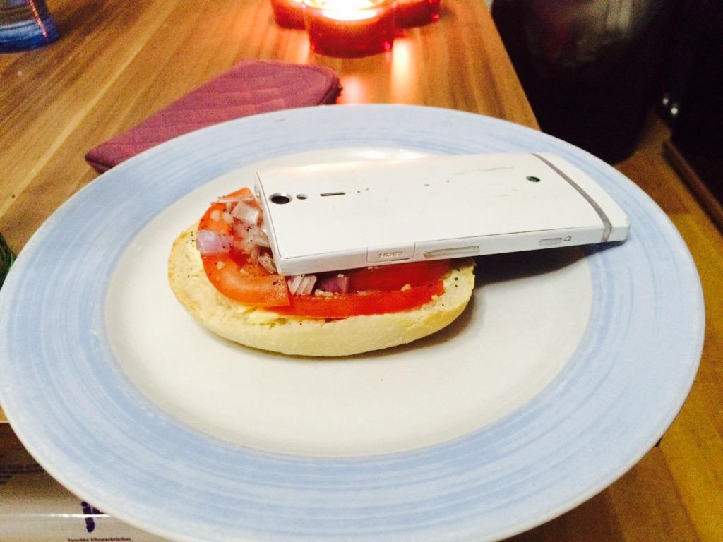 Oh man, da macht man sich ein leckeres Brot belegt mit Tomaten und dann das...😓 #Fail #TrampiTV