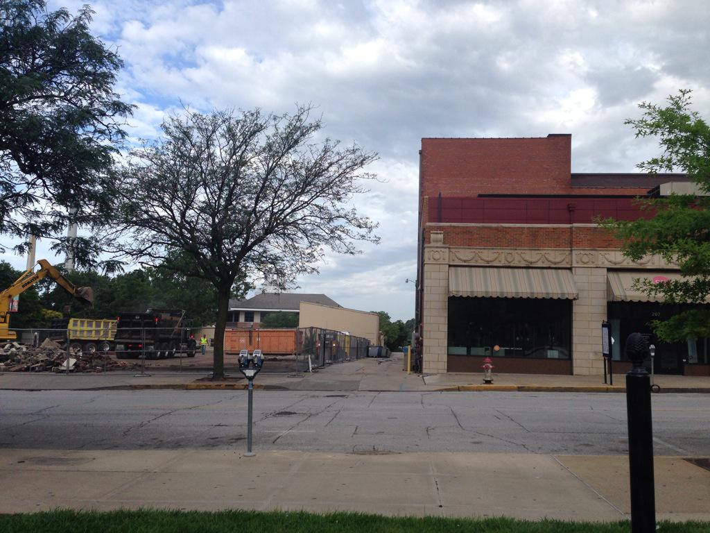 motheatre's tweet photo. Our southside is feeling a little lighter this morning. #RIPShakes @ShakesPizza http://t.co/P0giT1oHJY