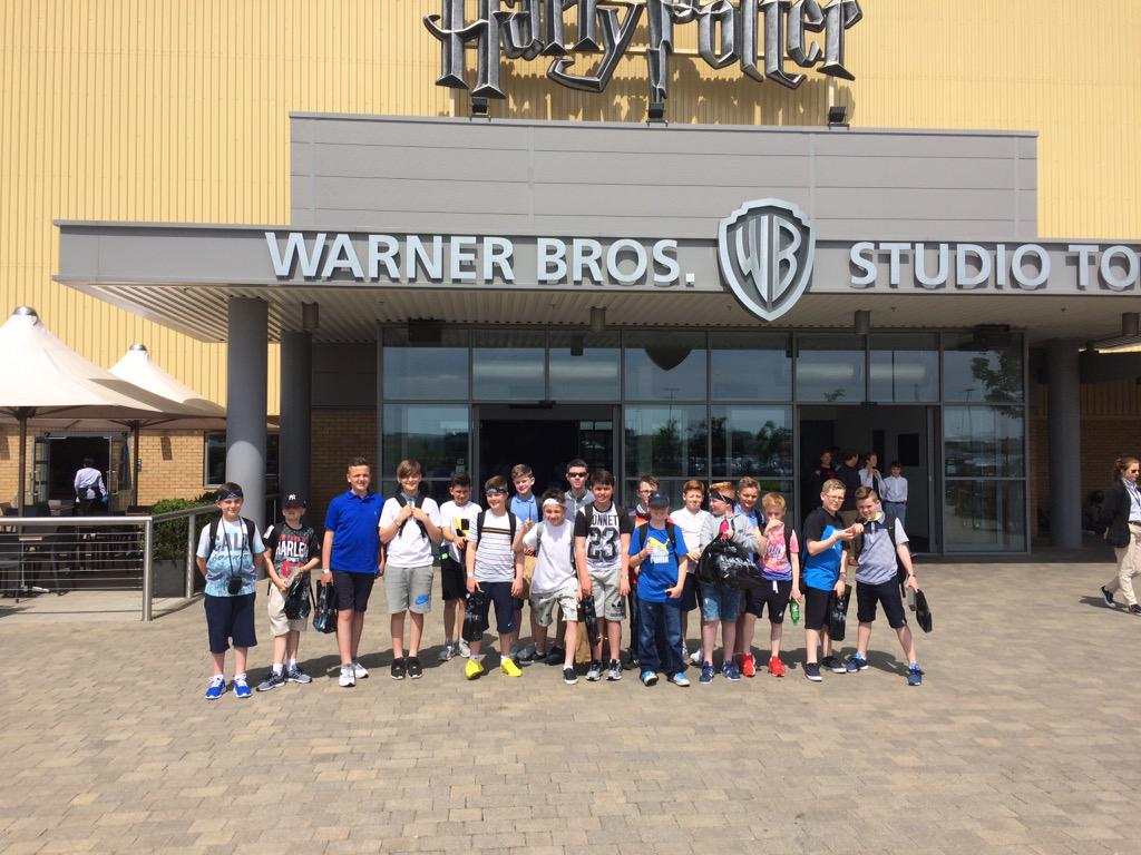synaptixsolana's tweet photo. If you look closely you will see some Harry Potter wands in use. #magicinlondon http://t.co/t0zwJroFMf