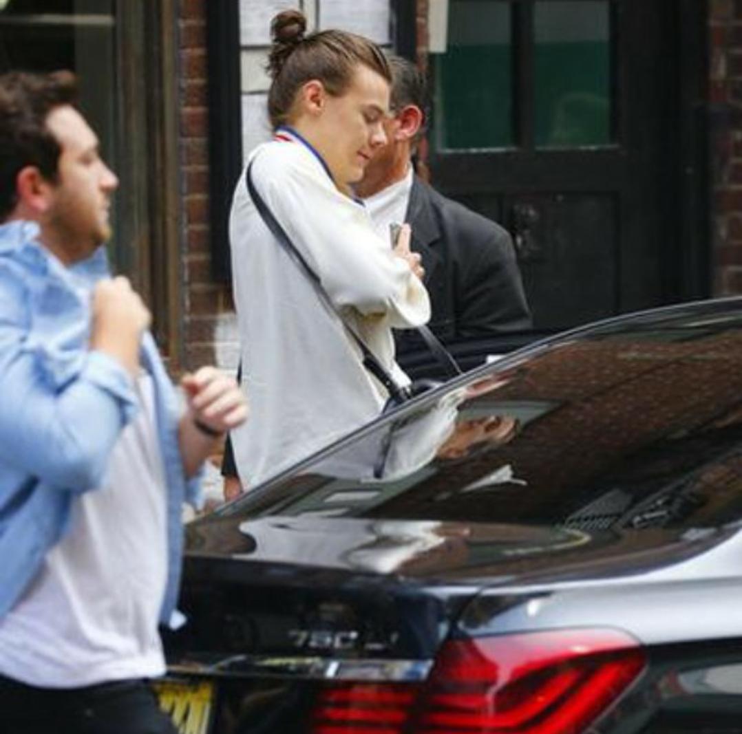 1dupdateo's tweet photo. Harry leaving the hotel in NYC 12/6
#1dpics #1dupdatesonline #1DForMMVA http://t.co/Cx5A9ftWlo