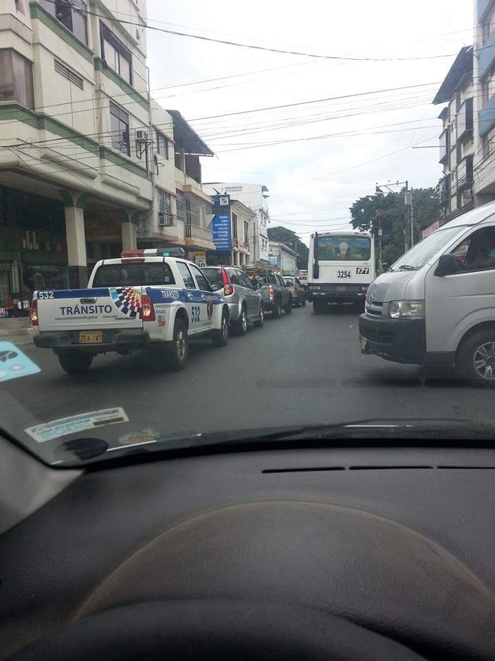 KhrizGS's tweet photo. @CTEcuador @MichelDoumet esto fue ayer se detuvo y cuando el de la furgo le pito pq taba en su luz se bajo y lo cito http://t.co/tKiHLkTzBx