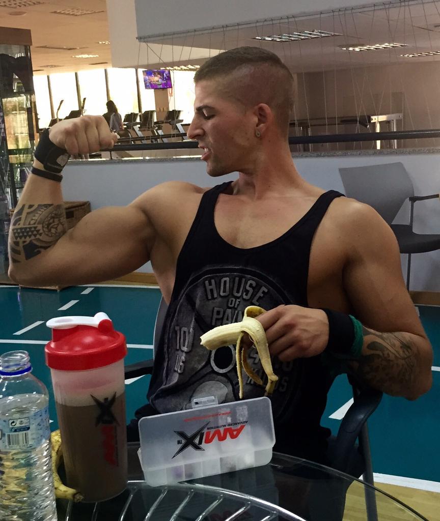 labragandiash's tweet photo. Final training Jaaaa con mi kit @AmixESP @PonteMASfuerte me siento realizado aaaauuuu http://t.co/Mm5WghouhQ