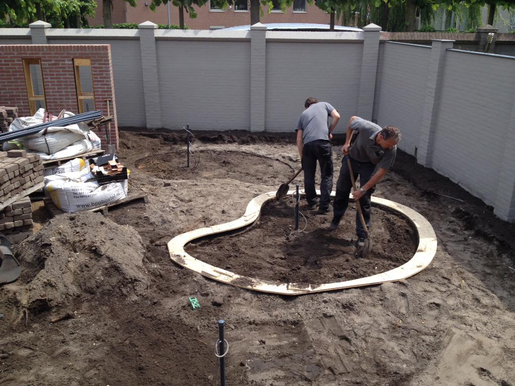 Met mallen worden de niervormige borders in #Boxtel uitgezet!