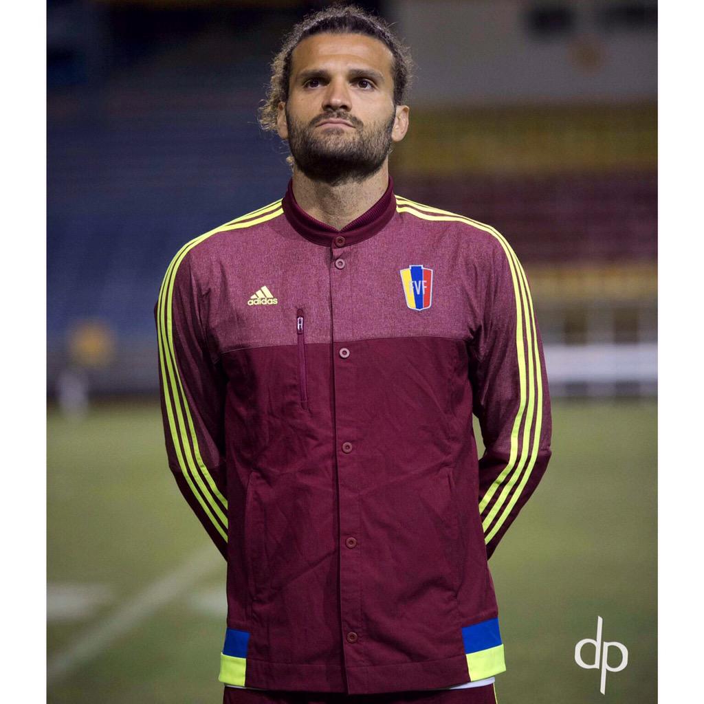 Vizcarrondo4's tweet photo. Listos para enfrentar el rival 👊Un poco más cerca de nuestro sueño en #Chile2015
#MarcaLaDiferencia #OV4 @adidasve http://t.co/K0HYBqPIQ2