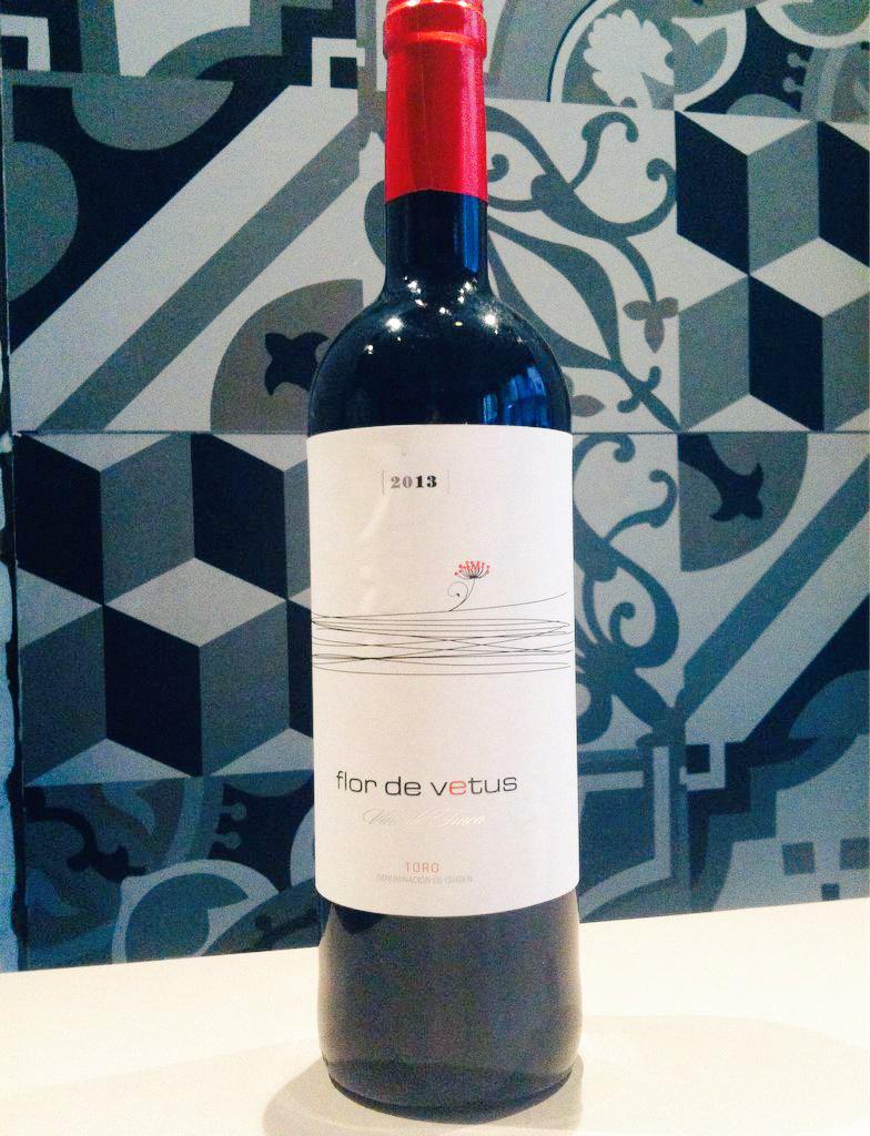 GuriaBar's tweet photo. En #GuriaBar, nos bebemos las flores por botellas: #FlorDeVetus. Delicioso @VinodeToro @_artevino_ #FelizJueves http://t.co/7rnPLswuZk