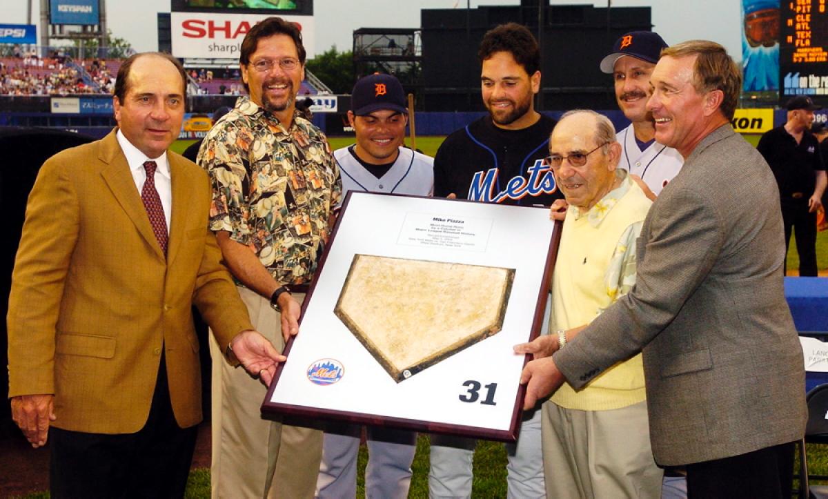 In 2004, 4 of the greatest catchers in MLB history visited NY to honor
