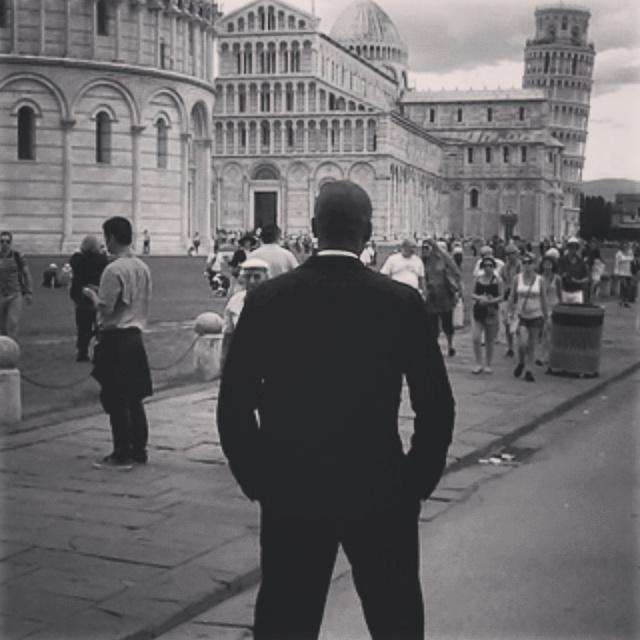 ComicConAtSea's tweet photo. Artistic at all levels: the imposing #AlphaVamp aka #RickWorthy facing the Leaning Tower of #Pise #ccas15 Excursions! http://t.co/U7sMxd4Yyc