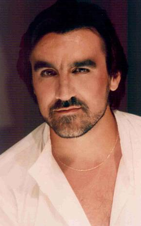 LLescalier's tweet image. Franck #Ferrari Niçois au look de rockeur qui pleurait en écoutant Puccini Aujourd'hui on pleure en cherchant sa voix