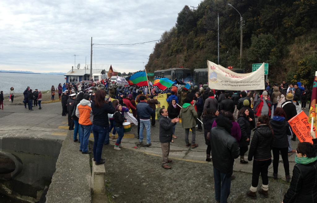 palomadiazb's tweet photo. Profesde Chiloé se manifiestan Rampa Chacao! #profeschacao #profesenparo #Chacao Represión por Fuerzas Especiales RT! http://t.co/r4ZAhOxcOb