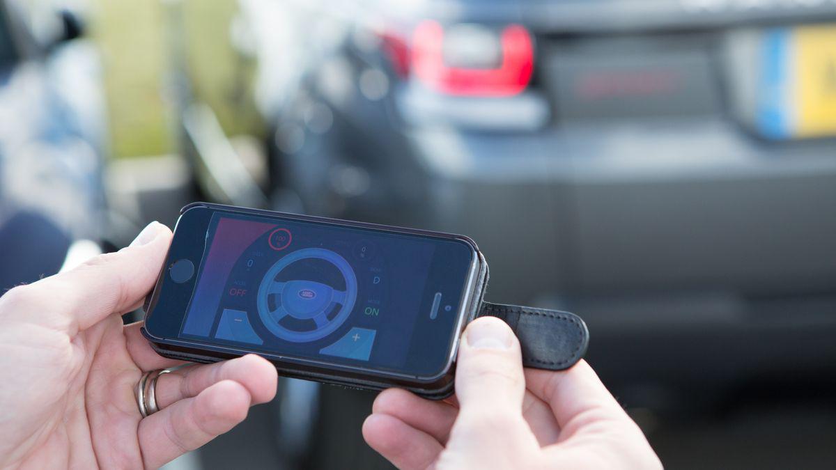 verge's tweet image. Land Rover develops a smartphone remote control for its SUVs theverge.com/e/8567296?utm_…