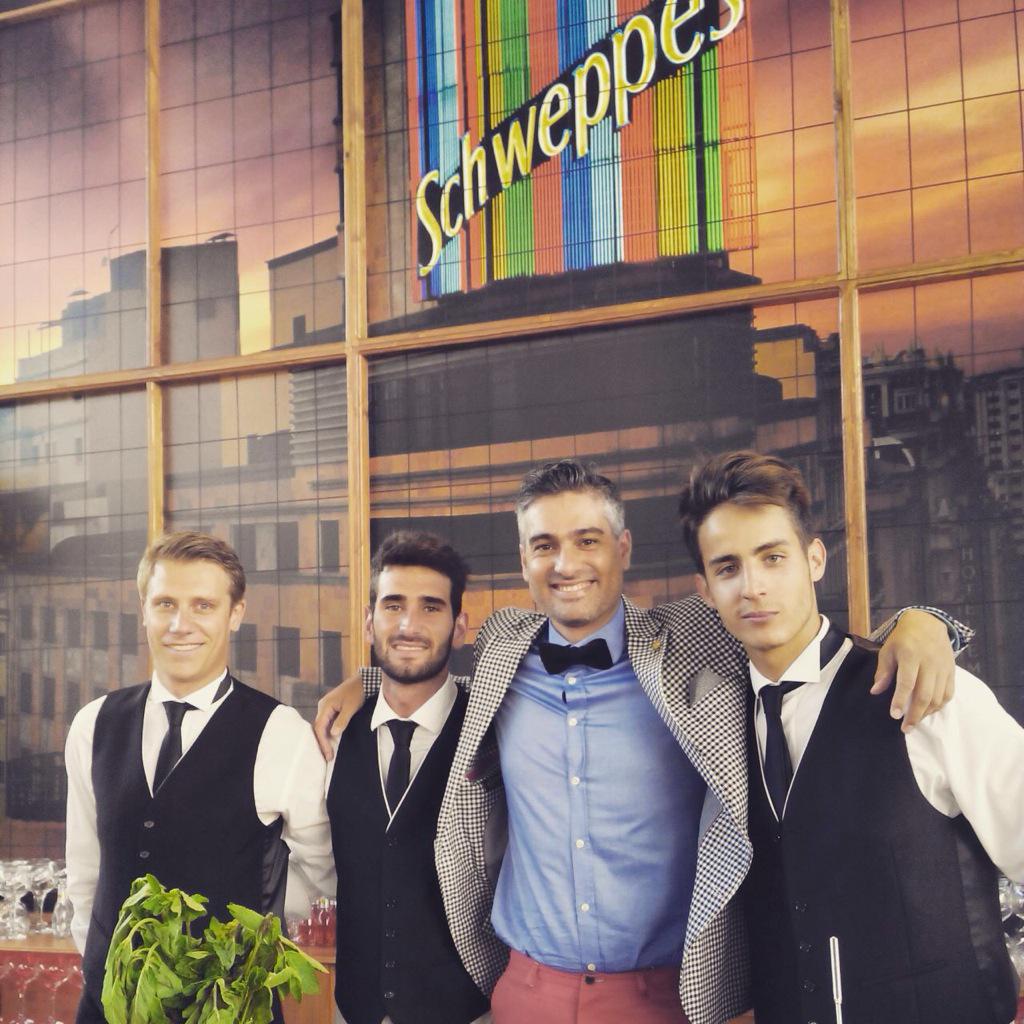 <a href="/DiegoCabreraBar/">Diego Cabrera</a> y los chicos de <a href="/Schweppes_ES/">Schweppes España</a> a punto de prepararnos unos gintonics #exclusivos con #tonicahibiscus