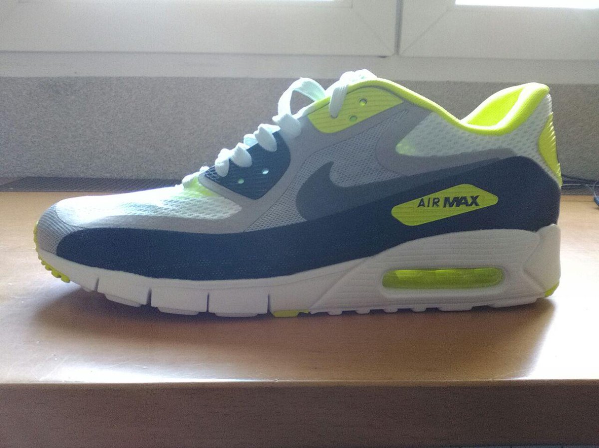 Venta_Air_Max's tweet photo. Vendo Zapatilla Air Max talla 45 + 2 Chandals adidas chile 62 talla S y XL por 100€ gastos de envíos incluidos http://t.co/FSPBqqx3lI